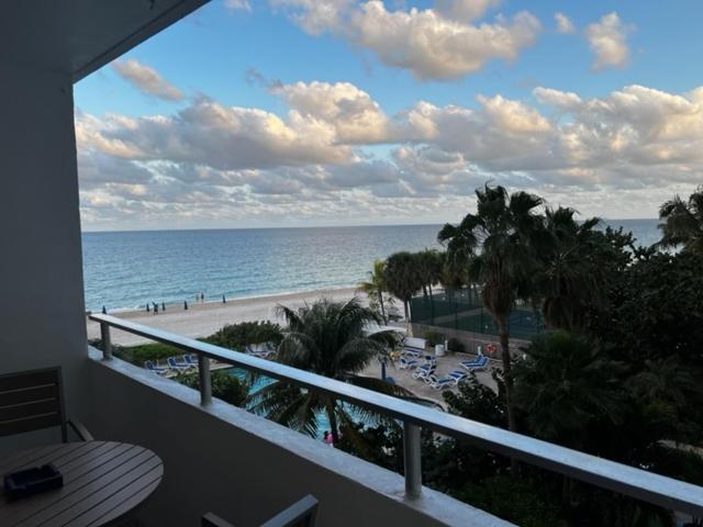 Hotel Ocean Manor Tiki Sunset Retreat à Lauderdale-by-the-Sea Extérieur photo